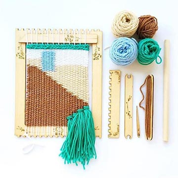Example of weaving loom kit with work in progress