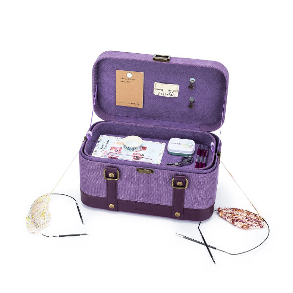 Della Q Maker's Train case open