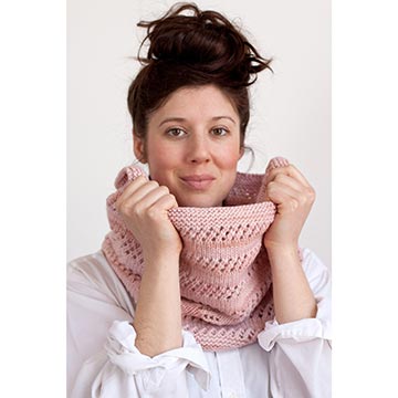 Woman wearing the Fresa Cowl